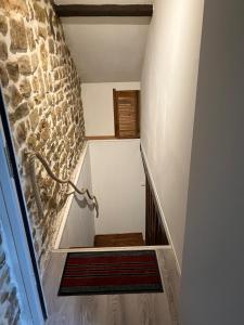 een trap in een huis met een stenen muur bij Etage privé in Blainville-sur-lʼEau