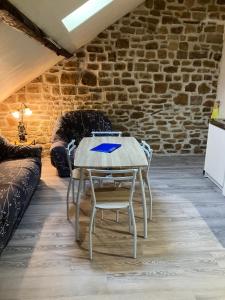 een tafel en stoelen in een kamer met een bank bij Etage privé in Blainville-sur-lʼEau