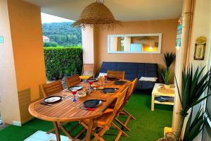 Posezení v ubytování Dans un cadre d'exception, Vue mer panoramique à Agay Côte d'Azur, Village Vacances Cap Estérel, T2 avec jardin, golf, climatisation, Wifi, 5 piscines