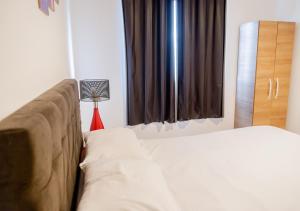1 dormitorio con sofá y ventana con lámpara en Rental Palhoça- Acomodações Residenciais, en Palhoça