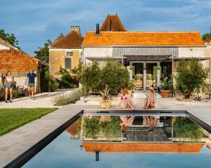 uma casa com piscina em frente a uma casa em Domaine Villoire em Cassagnes