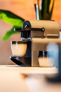 uma máquina de café sentada numa mesa com duas chávenas em Domaine Villoire em Cassagnes