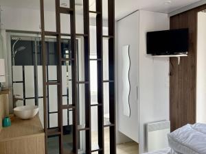 TV a/nebo společenská místnost v ubytování Charming ecolodge with heated pool in Charente-Maritime