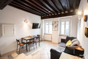 un soggiorno con un divano e un tavolo di Résidence Le Zola composé de 3 appartements distincts en Hyper Centre de Dijon avec WIFI a Digione