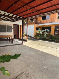 un patio con mesa de picnic y un edificio en Jancas Vacation Home Camiguin Couple Room 2, en Catarman