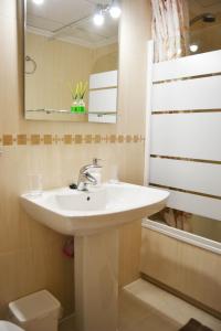 La salle de bains est pourvue d'un lavabo et d'un miroir. dans l'établissement Sant Pere 139 Apartments, à El Campello