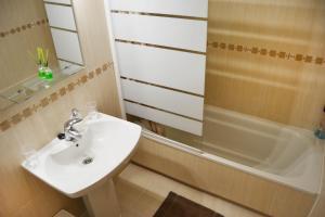 łazienka z umywalką, toaletą i wanną w obiekcie Sant Pere 139 Apartments w mieście El Campello +34 zdjęcia