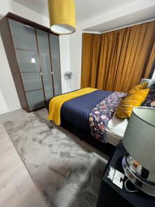 布魯塞爾的住宿－Appartement 2 chambre luxueuse à jette，一间卧室配有一张床和一张带台灯的桌子