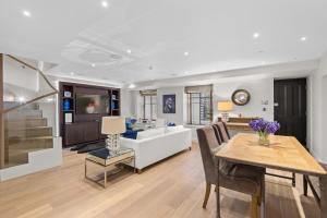 a living room with a table and a couch at St James Park and Westminster Luxury Suite in London