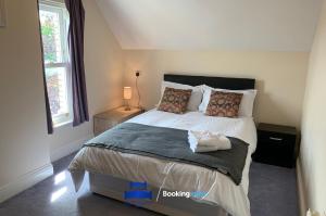 a bedroom with a large bed in a room at Spacious 5 Bedroom Apartment Ideal for Contractors By Beds Away Short Lets & Serviced Accommodation Oxford with Parking in Iffley in Oxford
