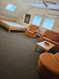 Zimmer mit Sofas, einem Bett und einem Tisch in der Unterkunft Ferienwohnung Leichlingen in Leichlingen