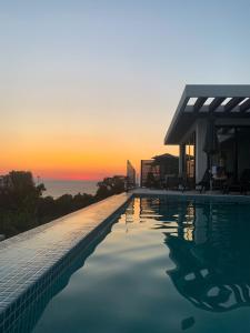 basen z zachodem słońca w tle w obiekcie Luxury Villa Lorcrimar w mieście Masline