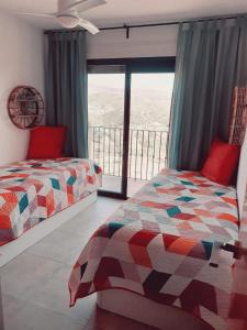 1 dormitorio con cama y ventana con vistas en Villa Marina BA3 en Águilas