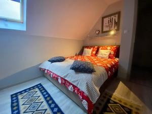 een kleine slaapkamer met een bed en een tapijt bij Domek wakacyjny in Pogorzelica