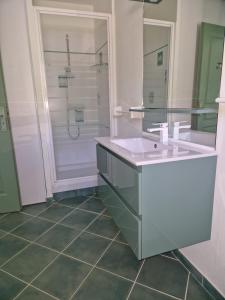 W łazience znajduje się umywalka i prysznic. w obiekcie Résidence U MELU Grand T2 VERT à l'étage w mieście Tiuccia