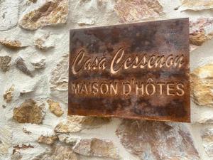 a sign on the side of a stone wall at Casa Cessenon in Cessenon