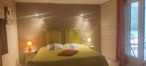 Postel nebo postele na pokoji v ubytování Gîte cosy, sur jardin, terrasse privée, parking au calme en rdc