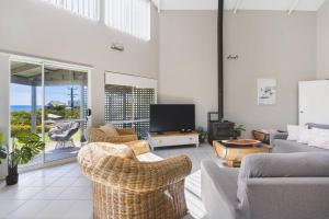 TV a/nebo společenská místnost v ubytování Seaview Beach House by Peppy Beach Retreats®