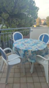 a table with two chairs and a table with a cloth on it at Casa Vacanze da Mary in Porto Recanati