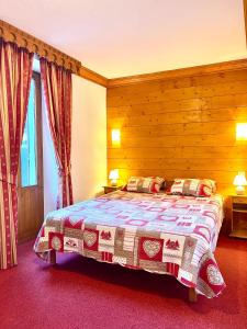ブリッド・レ・バンにあるLe Chalet Jolyの木製の壁のベッドルーム1室(ベッド1台付)