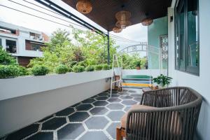 uma varanda com 2 cadeiras e uma janela em Marina Hoian Villa em Hoi An