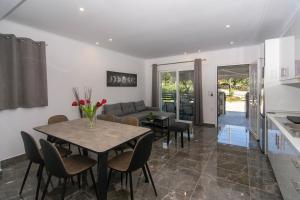 a kitchen and dining room with a table and chairs at Ktima Lallas in Pérdika