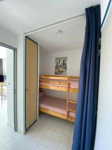 Habitación con 1 dormitorio con litera en Appart à 200m de la plage, en Sète