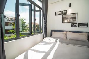 Tempat tidur dalam kamar di Marina Hoian Villa