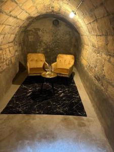 a room with two chairs and a table in a tunnel at luxe pas gerenoveerd monumentaal appartement in Maastricht