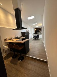 een keuken en een woonkamer met een kookplaat. bij luxe pas gerenoveerd monumentaal appartement in Maastricht