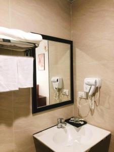 een badkamer met een wastafel en een spiegel bij Đức Hiếu 1 in Hanoi