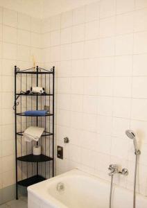 阿斯蒂的住宿－Antica casa Odone，带浴缸和毛巾架的浴室