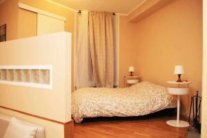 een slaapkamer met een bed en een raam bij Antica casa Odone in Asti