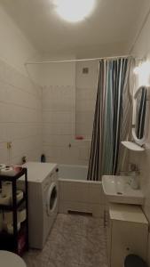 W łazience znajduje się pralka i umywalka. w obiekcie Pokój prywatny - Starówka - Old Town w Warszawie