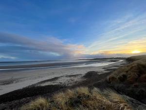 - une vue sur la plage avec l'océan et le ciel dans l'établissement Coll Farm House, à Back