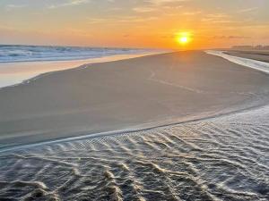 una playa con puesta de sol en el horizonte en Sol y Sombra Apartamento con entrada independiente, en Isla del Moral