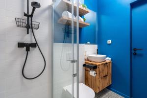 uma casa de banho com um chuveiro, um WC e um lavatório. em Retro LA Studio - Aviatiei Park - Parking - Netflix - Private Garden em Bucareste
