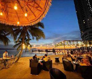 En restaurant eller et andet spisested på Johor Bharu - Beachside 6-13pax Danga Bay @ KSL