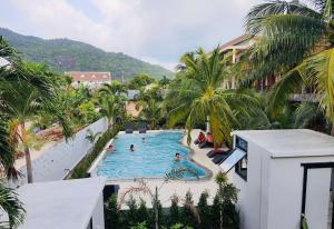 una vista aérea de una piscina en un complejo en Family House Resort, Haad Rin en Haad Rin