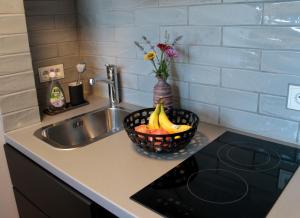 eine Küchentheke mit einer Spüle und einer Obstschale in der Unterkunft Wohnen bei FrauSchmitt in Bad König