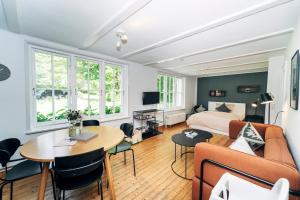 sala de estar con cama, mesa y sofá en Urlaub an der Flensburger Förde mit Sauna & schönem Ambiente, en Flensburg