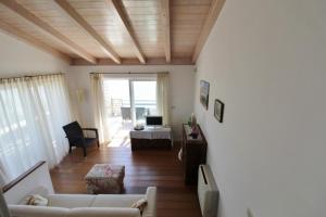 ein Wohnzimmer mit einem Sofa und einem Tisch in der Unterkunft Istrian villa with unique sea view in Lovrečica
