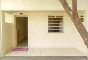 uma parede branca com uma porta e uma janela em Francisca e Manoel em Boa Vista