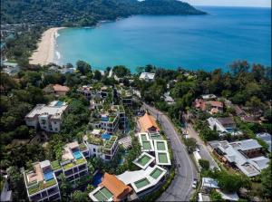 una vista aérea de una ciudad junto a la playa en Kata Gardens Apartments, en Kata Beach