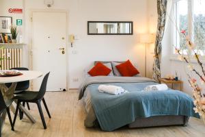 ein kleines Schlafzimmer mit einem Bett und einem Tisch in der Unterkunft La Terrazza Imperiale in Rom