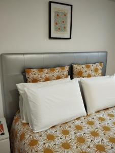 uma cama com duas almofadas em cima em Apartamento Burgo " A Preferida " no Funchal