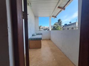Habitación vacía con vistas a un balcón en pilipili bed house, en Lamu