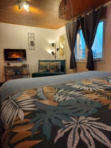 1 dormitorio con 1 cama con una manta colorida en Fagn'ity, en Waimes