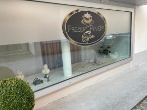 En logo, et sertifikat eller et firmaskilt på Escape Private SPA I