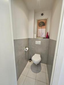 uma casa de banho com WC e uma fotografia na parede em Villefranche center Bay & Port Sea view front em Villefranche-sur-Mer